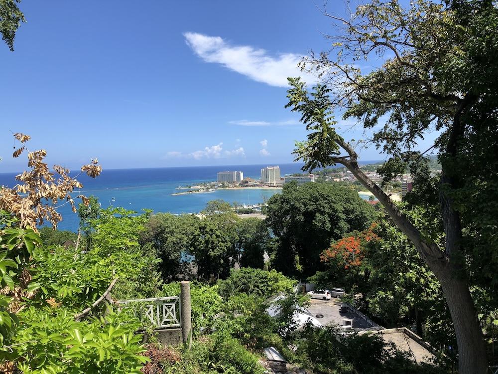 Skycastles Condominiums Ocho Rios Esterno foto
