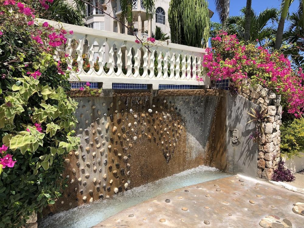 Skycastles Condominiums Ocho Rios Esterno foto