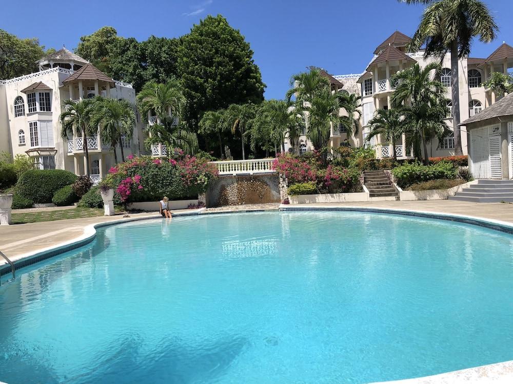 Skycastles Condominiums Ocho Rios Esterno foto