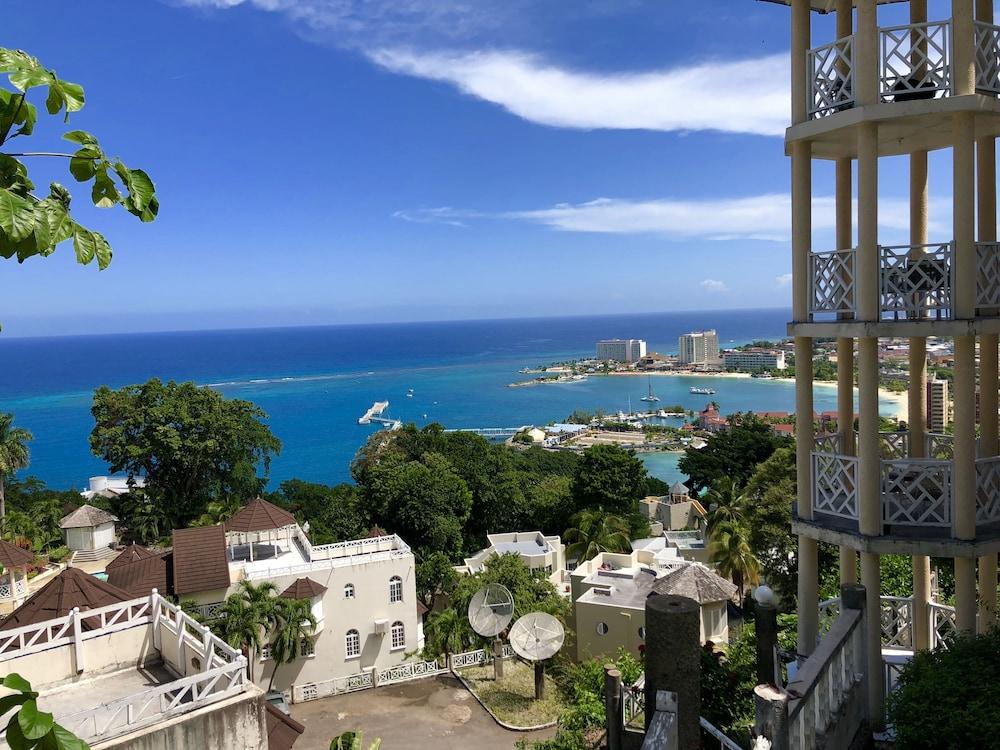 Skycastles Condominiums Ocho Rios Esterno foto