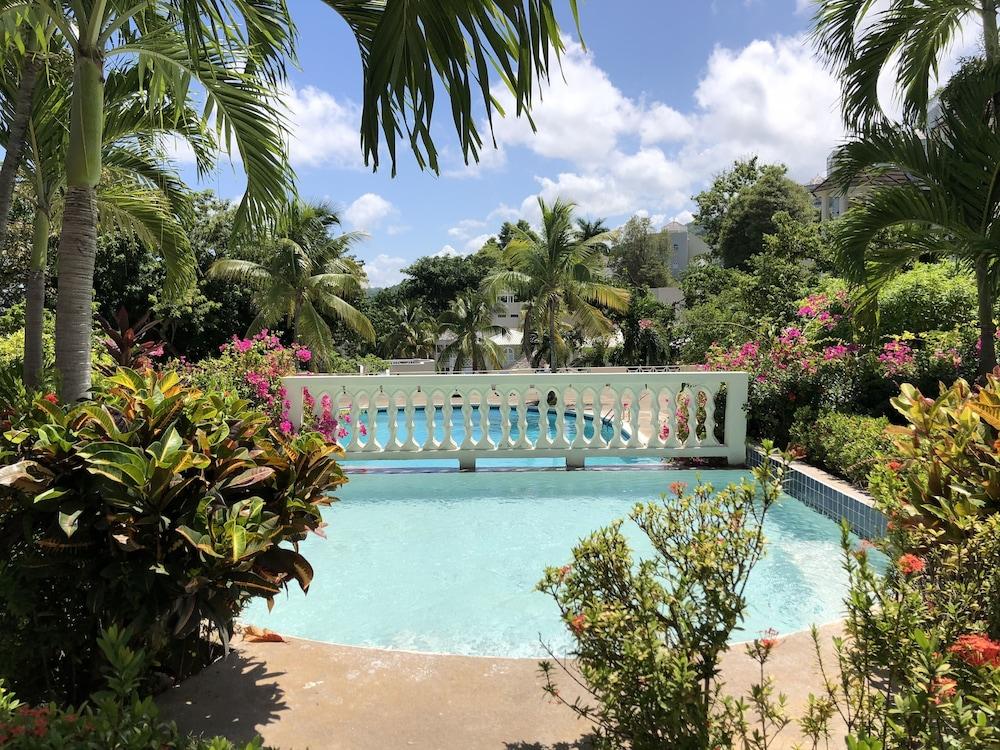 Skycastles Condominiums Ocho Rios Esterno foto