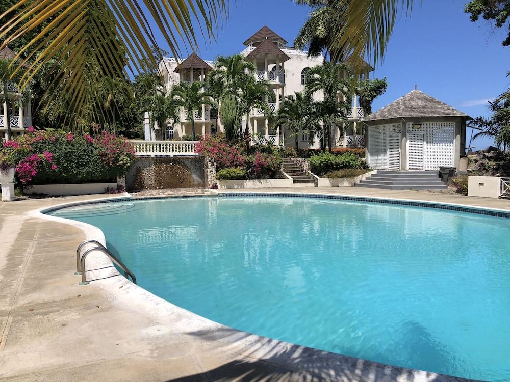 Skycastles Condominiums Ocho Rios Esterno foto