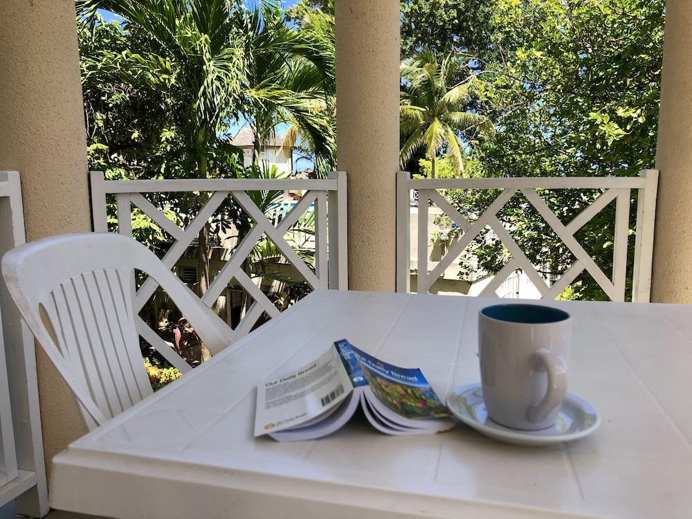 Skycastles Condominiums Ocho Rios Esterno foto