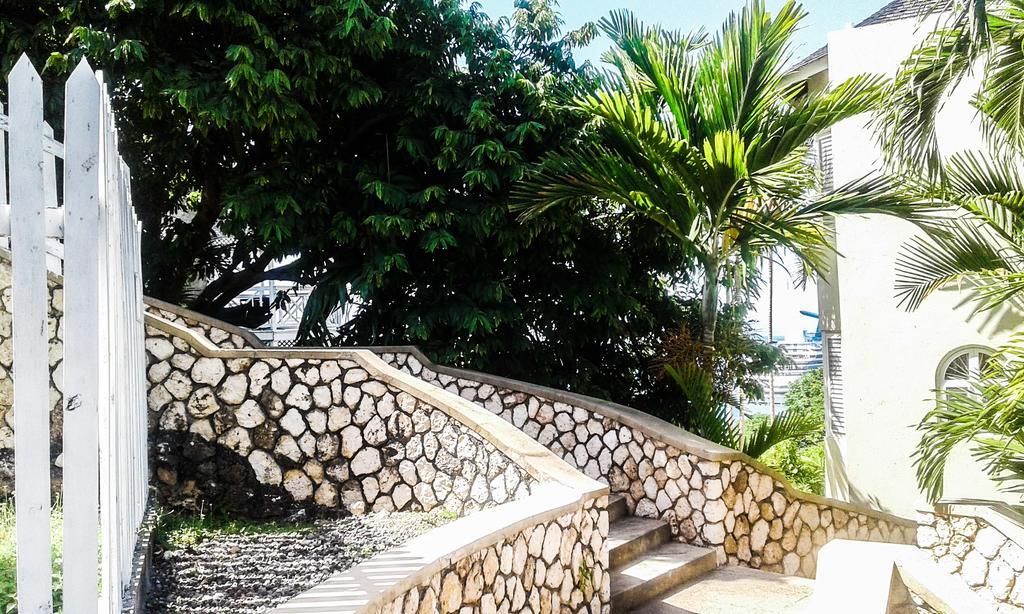 Skycastles Condominiums Ocho Rios Esterno foto