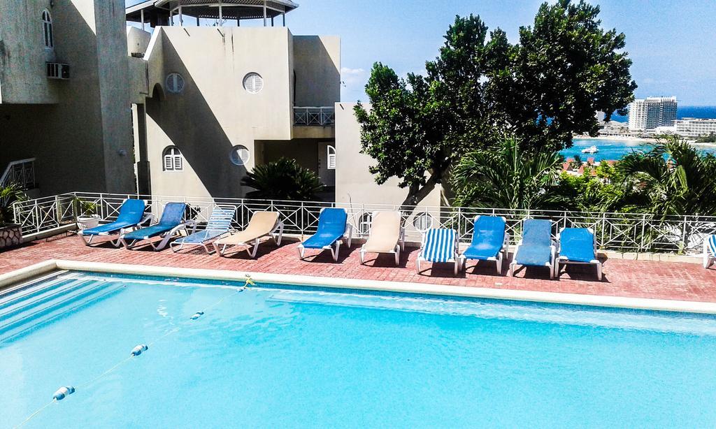 Skycastles Condominiums Ocho Rios Esterno foto